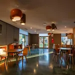 酒店 & Golden Barcelona 巴尔罗马内斯