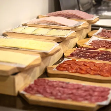 & Golden Barcelona 巴尔罗马内斯